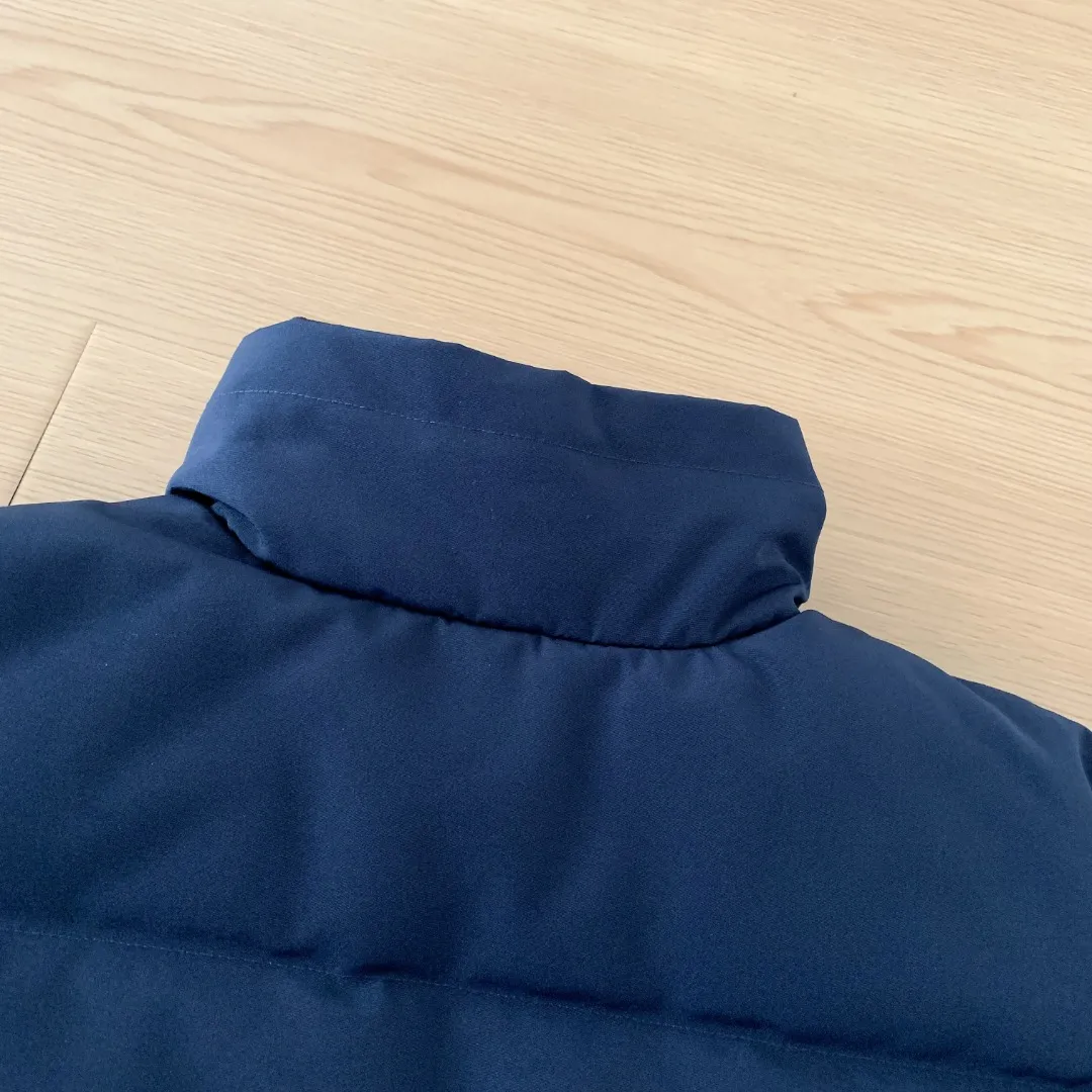 Style number: Y 138 𝑪𝒂𝒏𝒂𝒅𝒂 𝑮𝒐𝒐𝒔𝒆Canada Goose counter level! Canadagoose/Canada Goose New Arrival "2078APPSeries" down vest for men and women Material list: 1⃣ Original custom-made double plain 9500-100% nylon nylon fabric 2⃣ Original YKK zipper, non-sub-factory product 3⃣ National standard 80% white duck down from Guangzhou Inspection, (zp uses 80% white duck down/any boasts of 90% are fake) Material analysis characteristics: 1⃣ Original factory/9500-100% nylon 100% nylon Lurex yarn is actually 100% nylon, which is rarely pure now. Most of them are mixed with cotton thread or polyester. Our top original version is developed in accordance with ZP and uses the same material. 2⃣ As we all know, the original version uses 80% white duck down. The fill power refers to the cubic inches of volume occupied by each ounce (30 grams) of down under certain conditions. If the space occupied by one ounce of down is cubic inches, the fill power of the down is called . So we can simply understand it as: fill power is the volume of down, and the volume of down is fill power. The higher the fill power of down, it means that under the same filling amount, down can fix a larger volume of air layer to keep warm and insulate, so the warmth retention of down is better. Size:XS-2XL Color: Navy Blue Beige Gray Black Red Label Black Black Label
